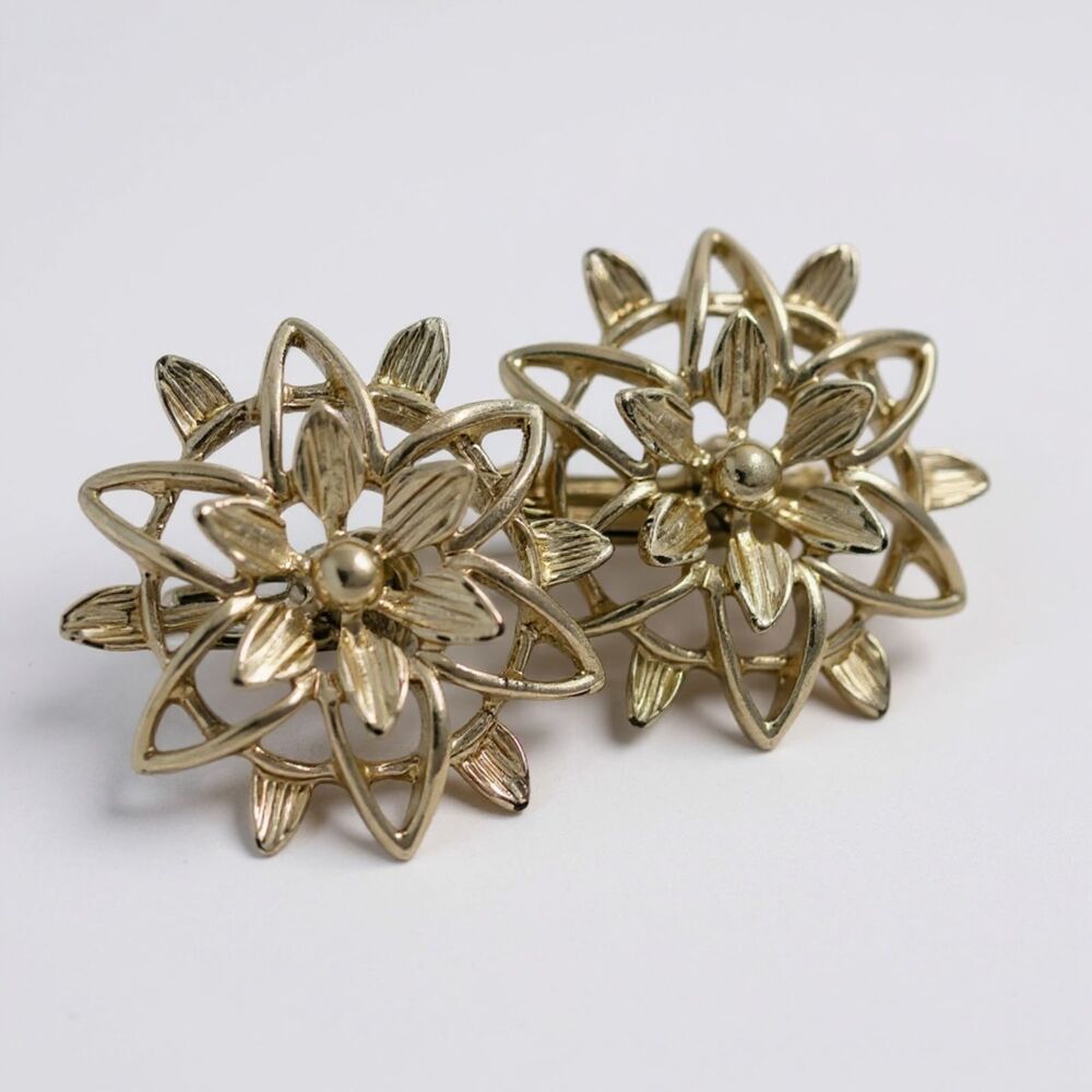 Sarah Coventry Vintage Flower Clip On Earrings Light Gold Tone